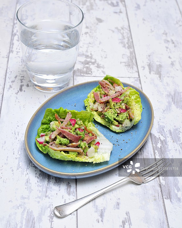 牛油果配培根和萝卜生菜沙拉图片素材