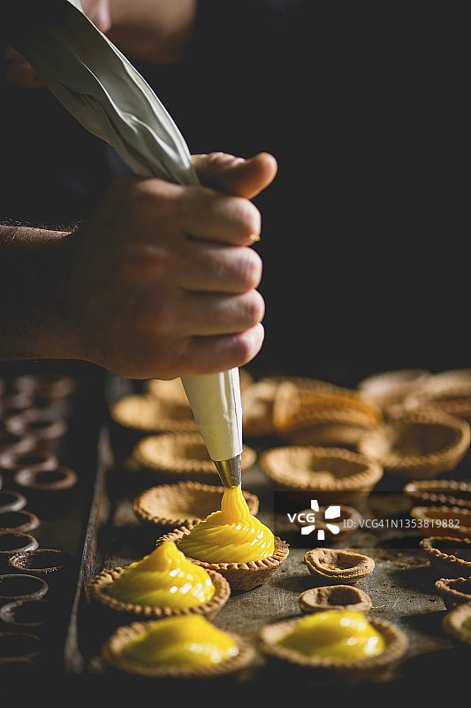 装满香草奶油的脆皮小馅饼图片素材