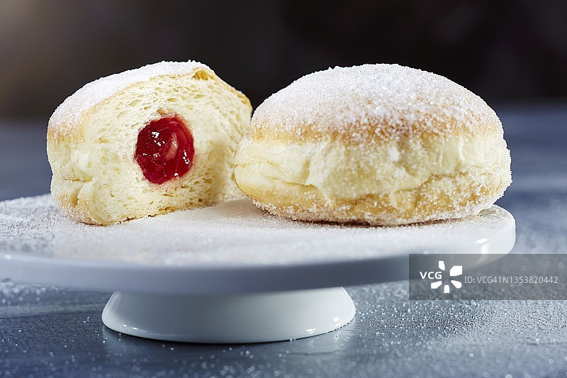 糖粉和果酱甜甜圈，完整和对半图片素材