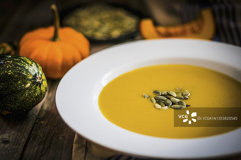 南瓜奶油浓汤配南瓜籽图片素材