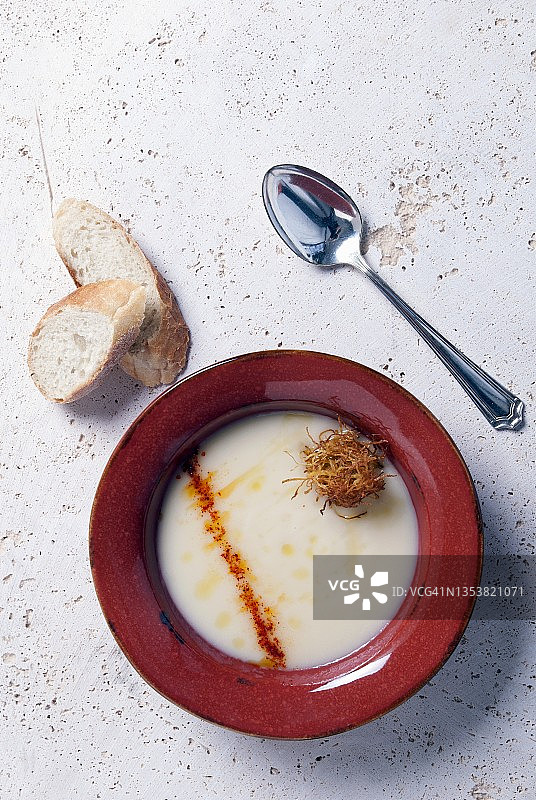 一碗含辣椒粉的欧洲防风草汤图片素材