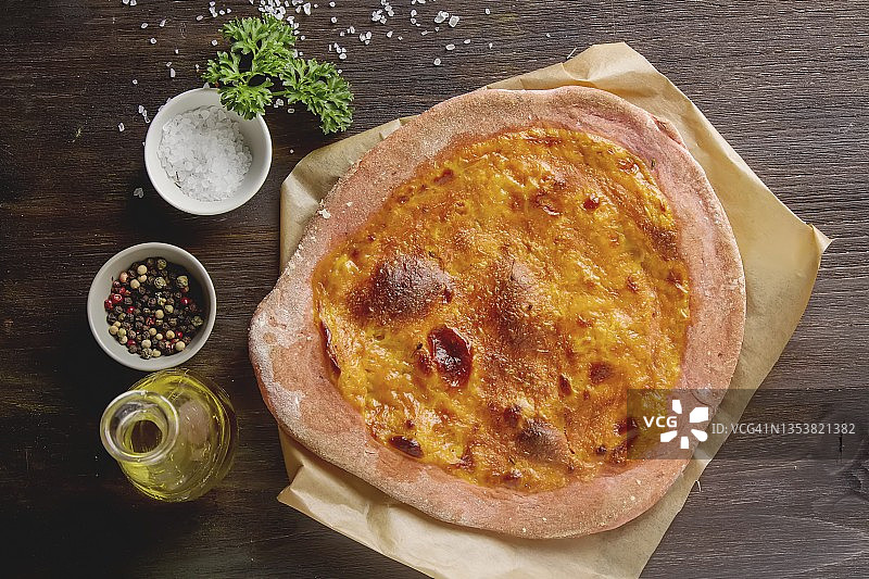 非传统意式披萨，配西兰花、生菜和菲达奶酪图片素材