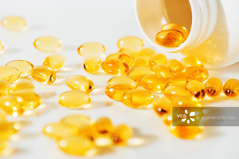 白色大理石背景上的Omega 3鱼油补充剂药丸图片素材