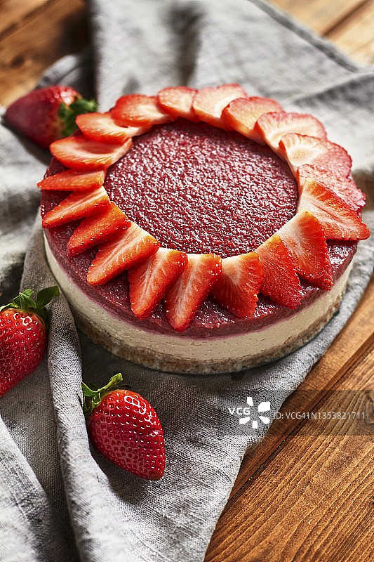 纯素草莓芝士蛋糕图片素材