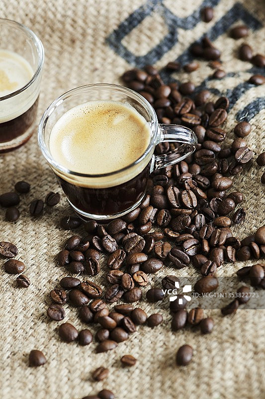 意式浓缩咖啡与咖啡豆图片素材
