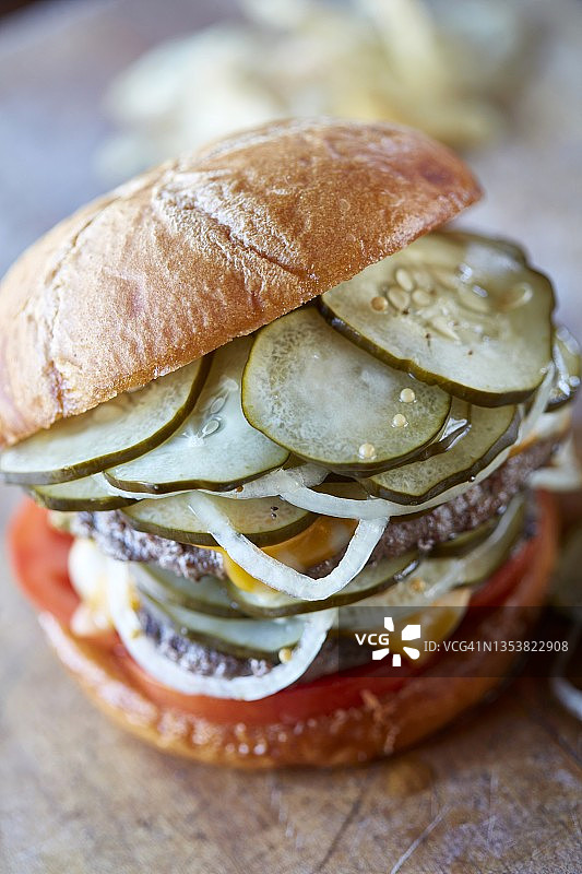 搭配冷藏腌黄瓜的汉堡图片素材