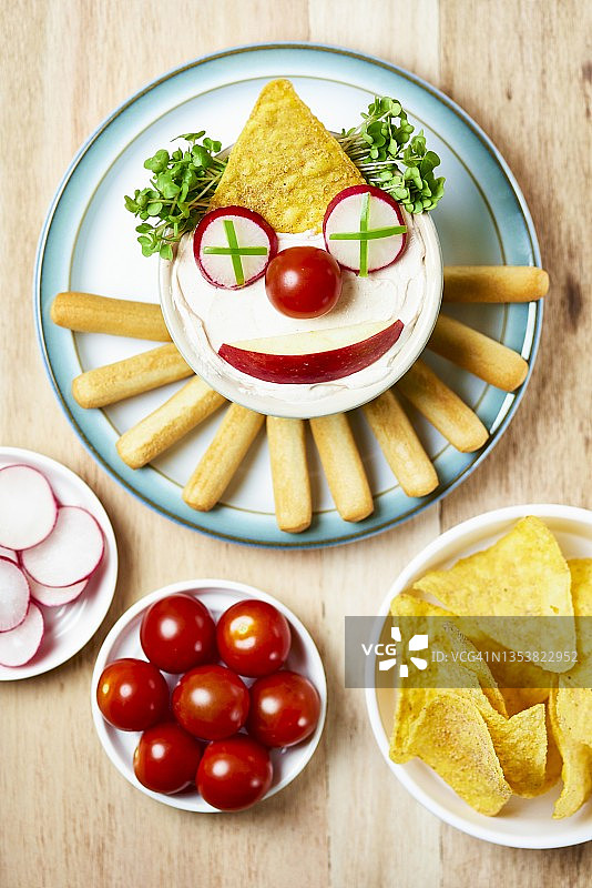 儿童派对小丑脸蘸酱图片素材