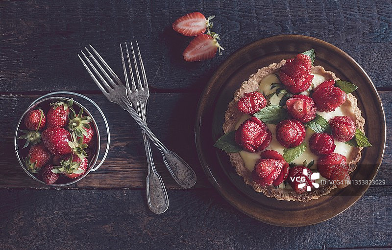自制草莓香草布丁挞图片素材