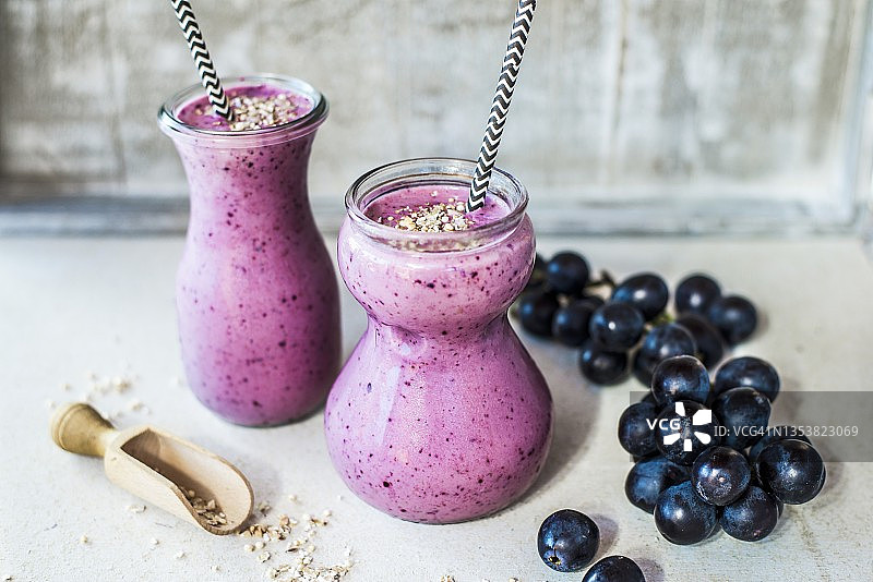蓝莓、巴西莓和香蕉冰沙图片素材