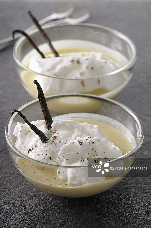 法式香草奶油蛋白甜点图片素材