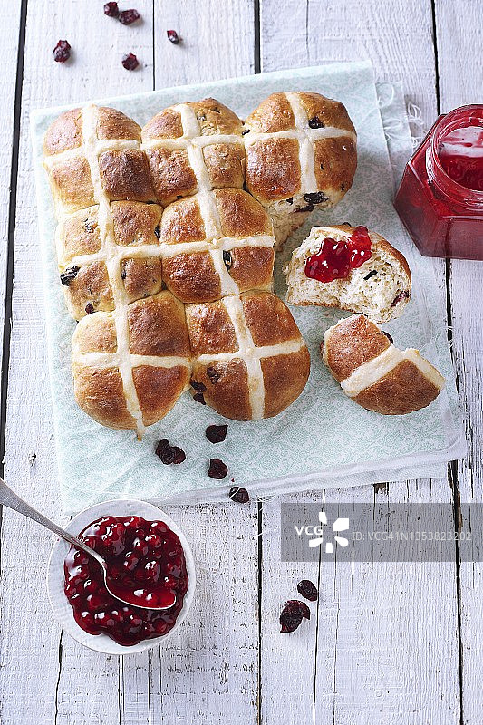 带果酱的复活节面包（英国）图片素材