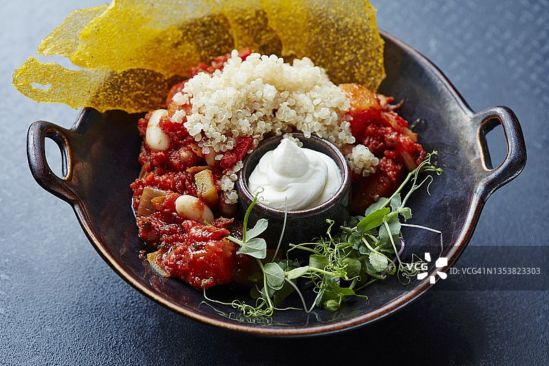 番茄豆炖粗麦粉和酸奶油图片素材