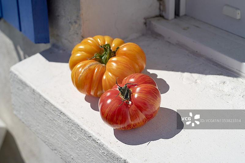 窗台上的两个西红柿图片素材