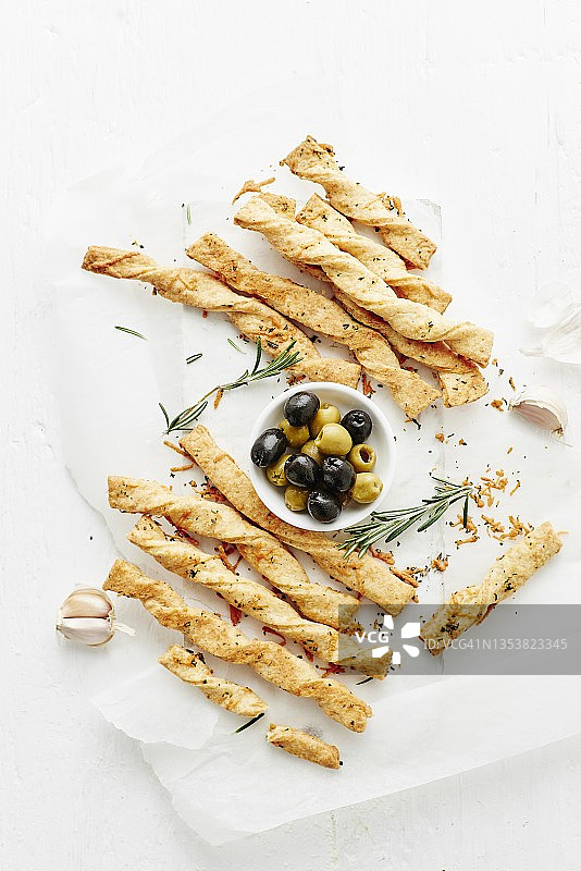 迷迭香和帕尔米干酪酥皮面包条图片素材