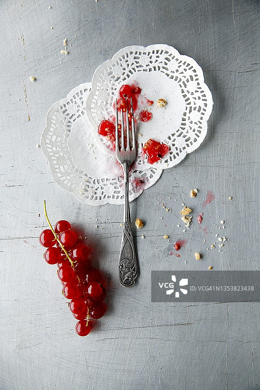 两张纸垫上的蔓越莓碎图片素材