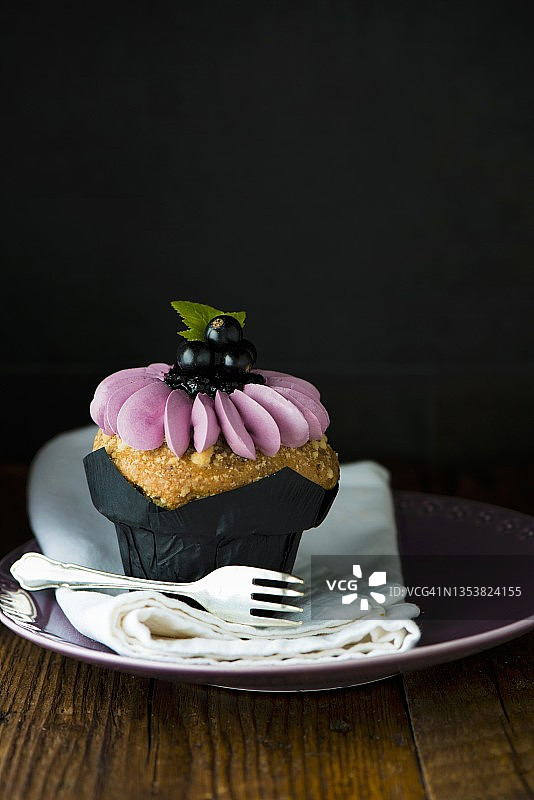 装饰有黑加仑的纸杯蛋糕图片素材