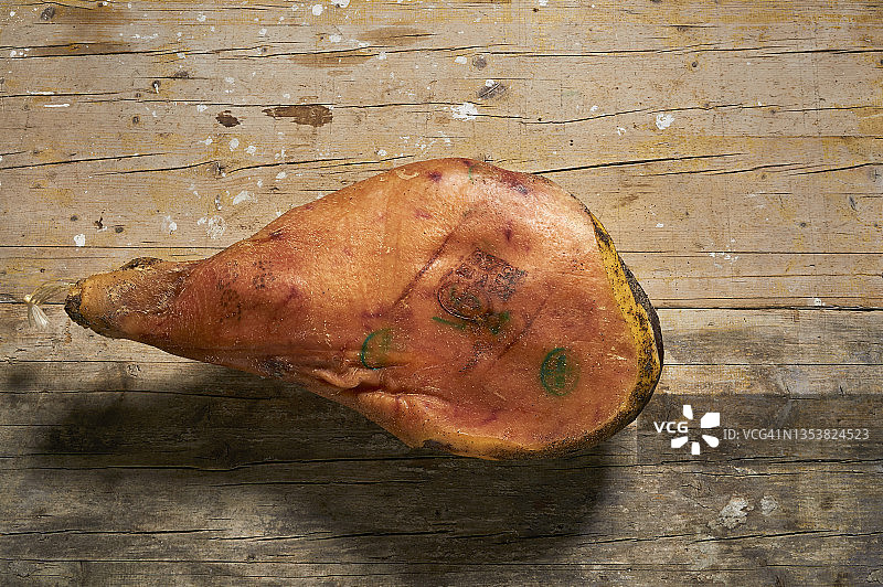 木质背景上的农家火腿图片素材