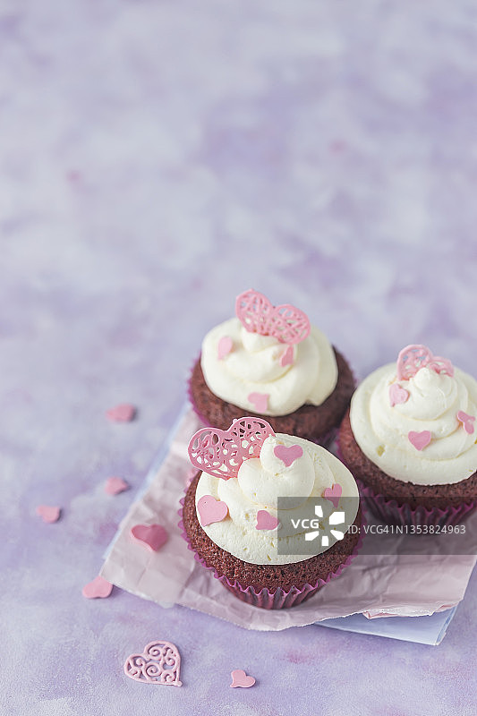 奶油芝士和粉色糖心红丝绒纸杯蛋糕图片素材