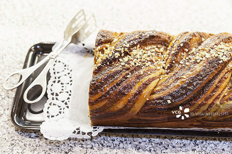 托盘上用垫布盛着的切片坚果辫子面包图片素材