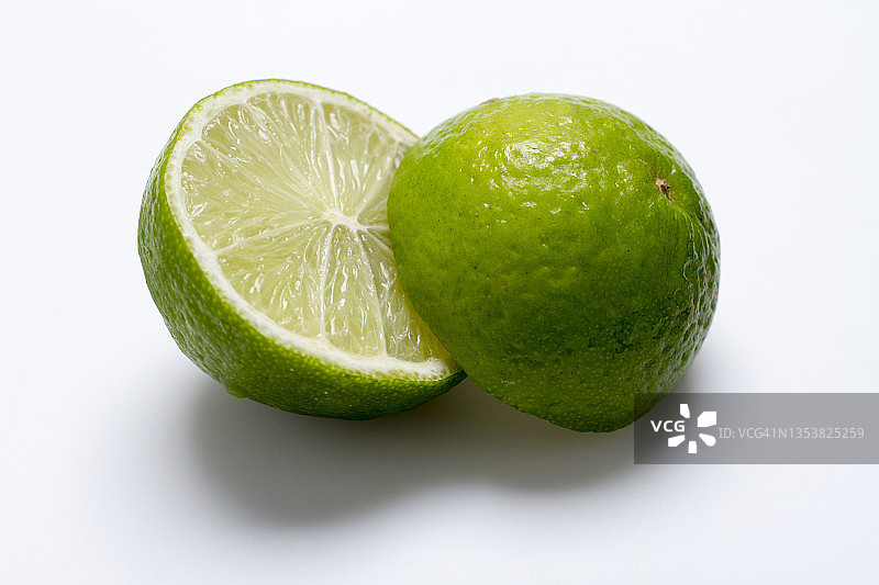 白色表面的半个酸橙图片素材