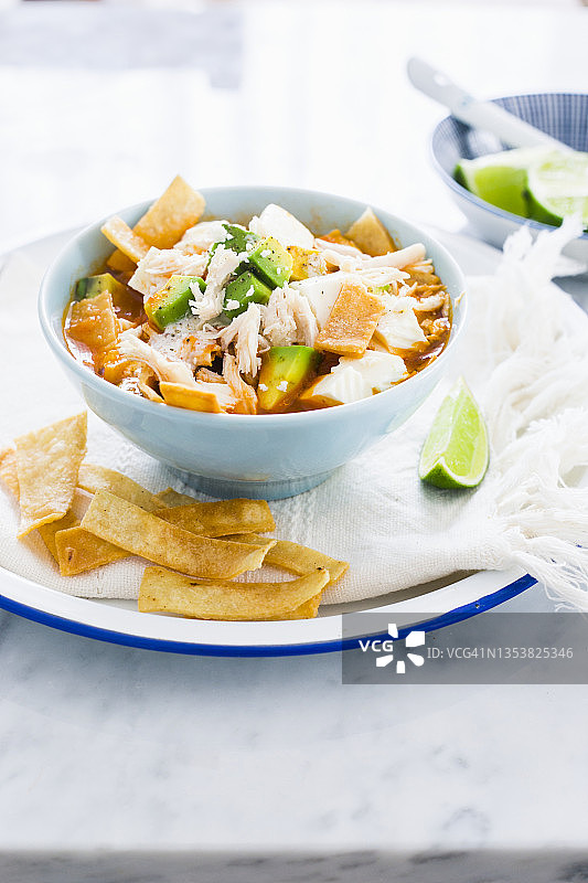 一碗墨西哥鸡肉玉米饼汤图片素材