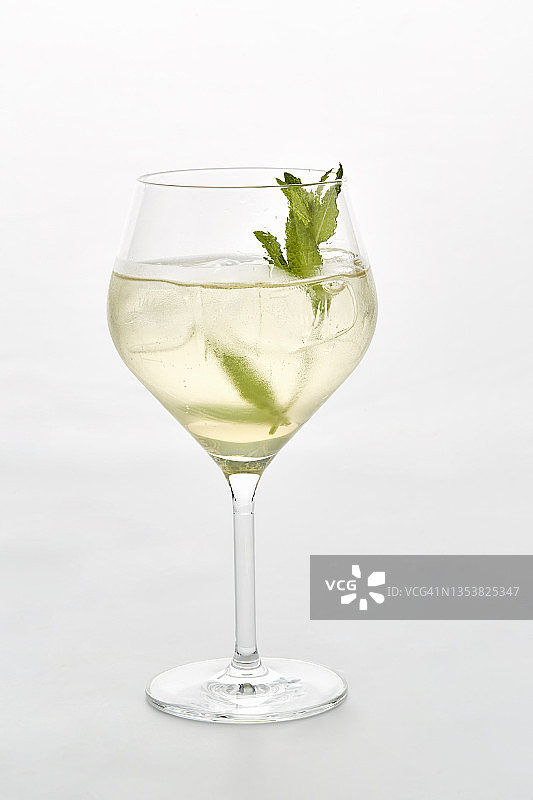 一杯雨果鸡尾酒（普罗塞克葡萄酒加薄荷和接骨木花糖浆）图片素材