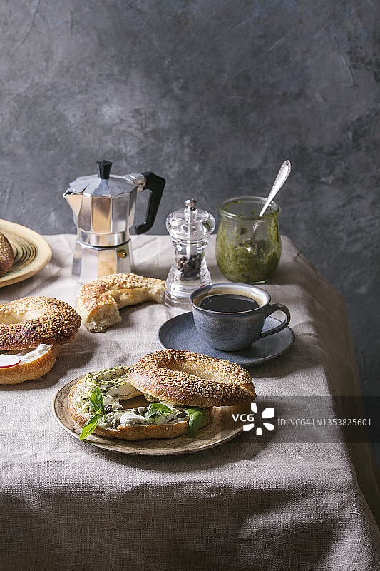 早餐：自制芝麻贝果、奶油芝士、香蒜酱与咖啡图片素材