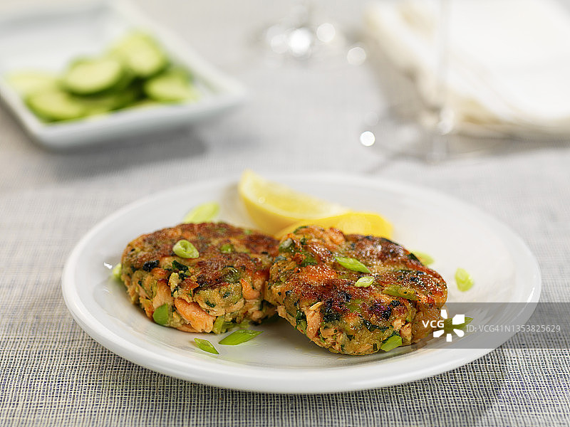 炸三文鱼丸子图片素材