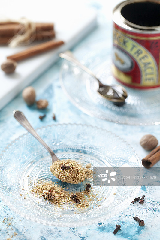 姜饼香料混合物在勺子和玻璃盘中图片素材