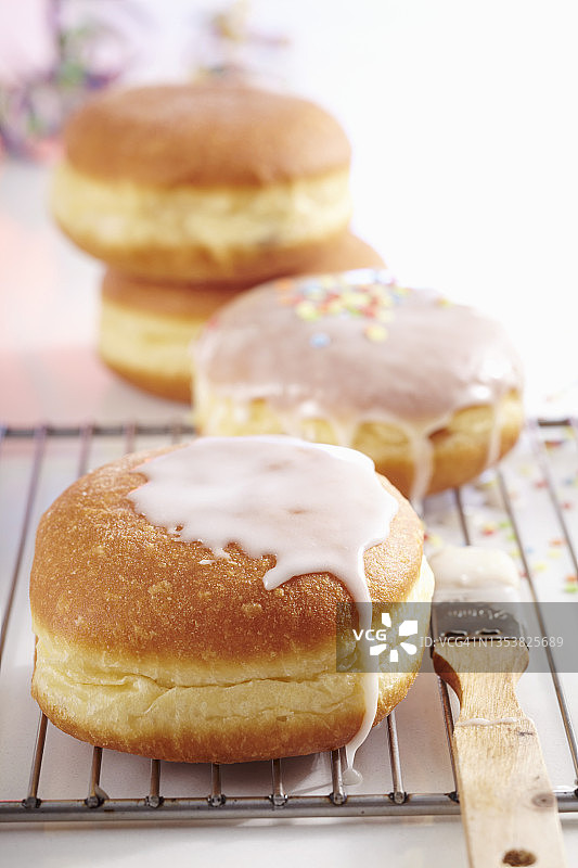 带有彩色纸屑装饰的涂釉狂欢节甜甜圈图片素材