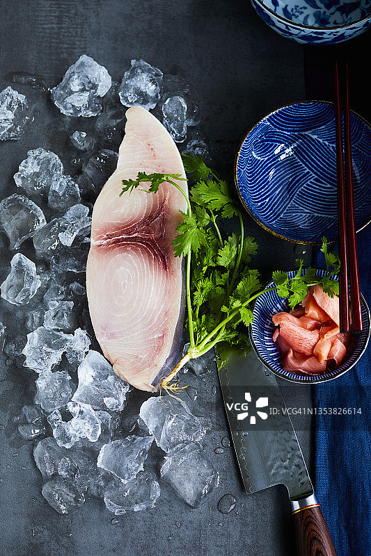 冰鲜剑鱼排与香菜、刀具、东方碗图片素材