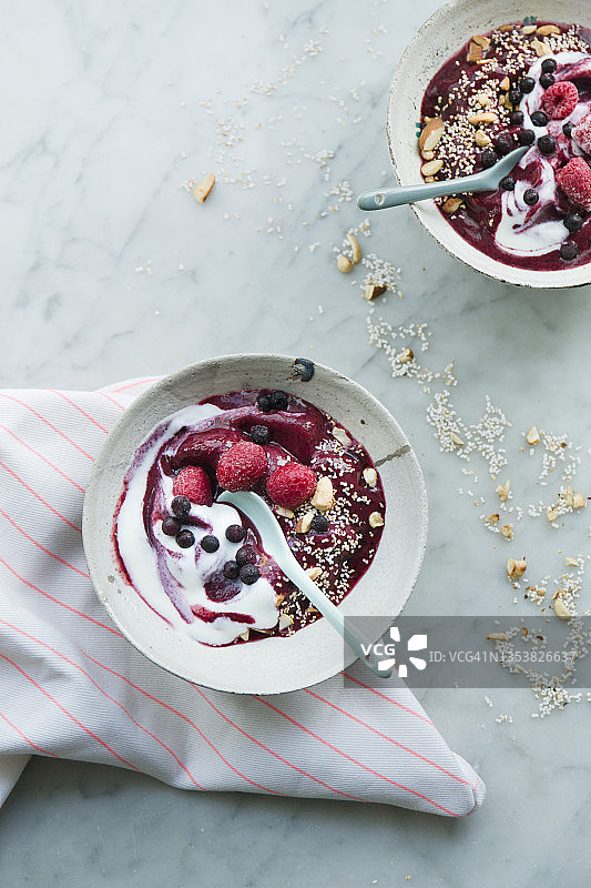 巴西莓碗配椰子酸奶、膨化苋菜和烤坚果（俯视）图片素材