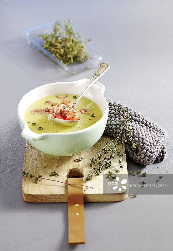 鲜虾百里香马铃薯汤图片素材