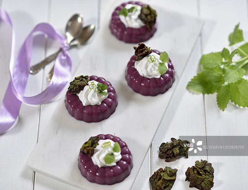 纯素黑加仑意式奶冻配酸橙奶油和抹茶巧克力脆片图片素材