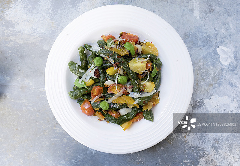 搭配蔬菜的自制菠菜面图片素材