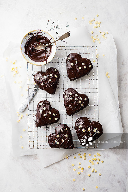 铁丝架上带有果酱和巧克力釉的姜饼心图片素材