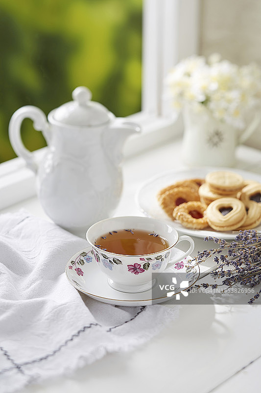 一杯薰衣草茶与什锦饼干图片素材