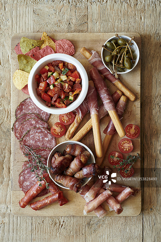 含帕尔马火腿萨拉米香肠的什锦拼盘图片素材