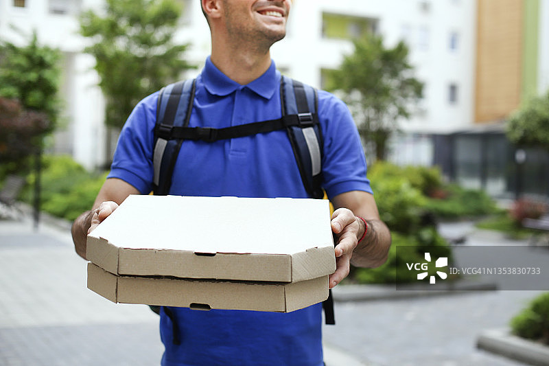 年轻男人送披萨图片素材