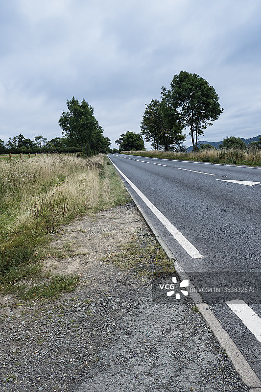 A483公路旁的小路；图片摄于英国威尔士Forden和LLanymynech之间的Offa堤坝国家步道，八月图片素材