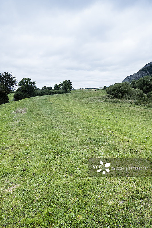塞文河谷堤坝上的小路；图片摄于英国威尔士Forden和LLanymynech之间的Offa堤坝国家步道。八月。图片素材