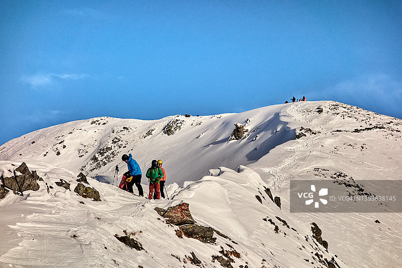 滑雪者准备滑下山脊图片素材