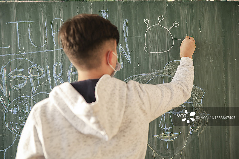 在黑板上绘制新冠病毒刺突图片素材