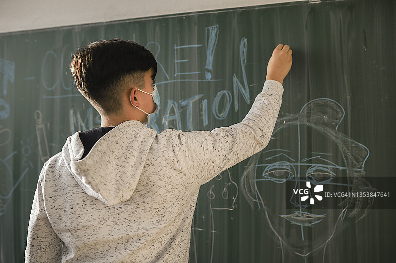 在黑板上绘制新冠病毒刺突图片素材