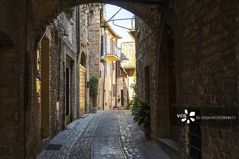 意大利翁布里亚斯佩洛的狭窄小巷图片素材