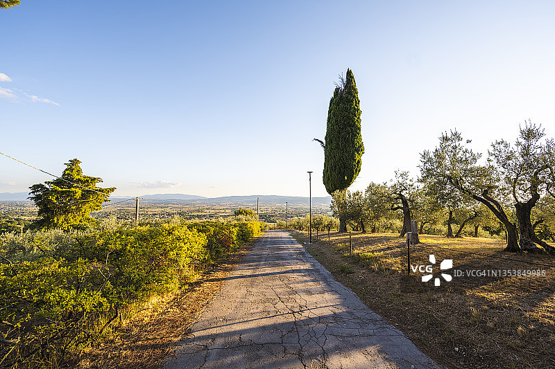 意大利翁布里亚乡村小路图片素材