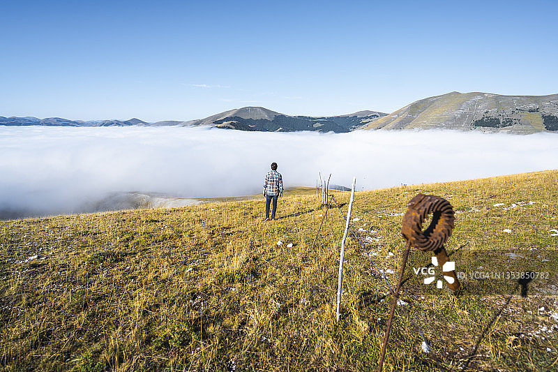 男人在意大利翁布里亚的卡斯特卢奇奥看风景图片素材