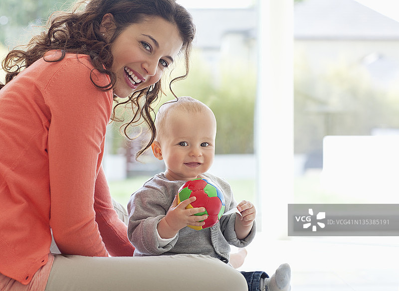 母婴玩球图片素材