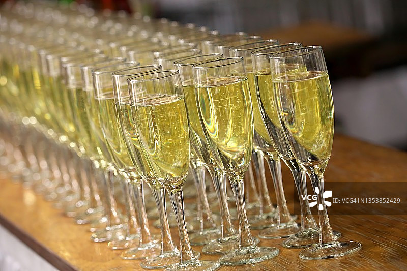 装满香槟的玻璃杯图片素材