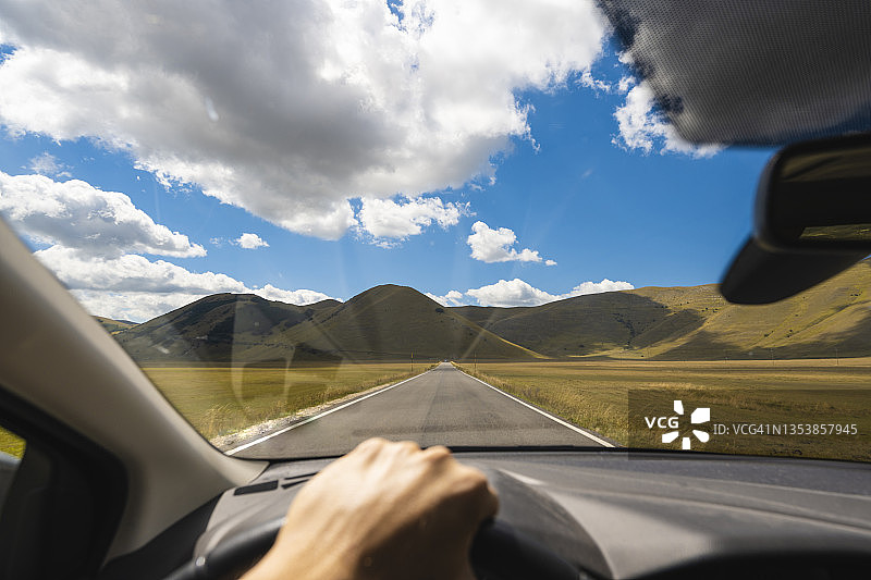在山路上开车的人的视角图片素材
